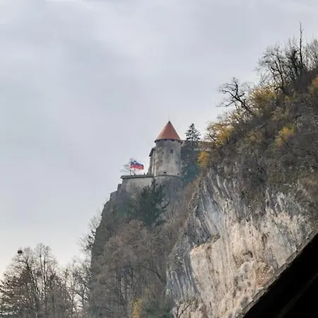 아파트 Castle View With Balcony And Parking